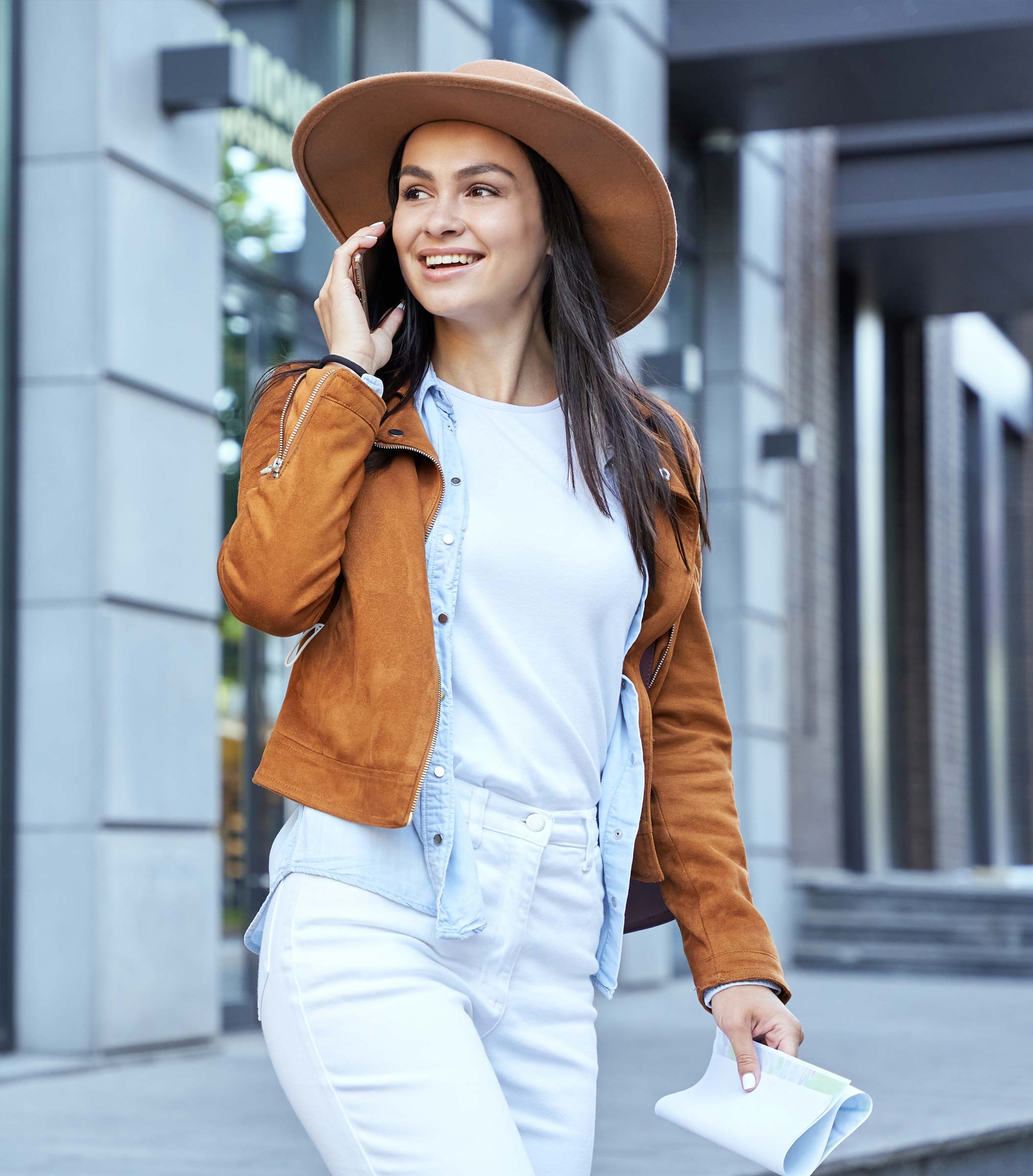 beautiful-stylish-lady-walking-along-the-street-an-2021-12-15-23-57-49-utc.jpg