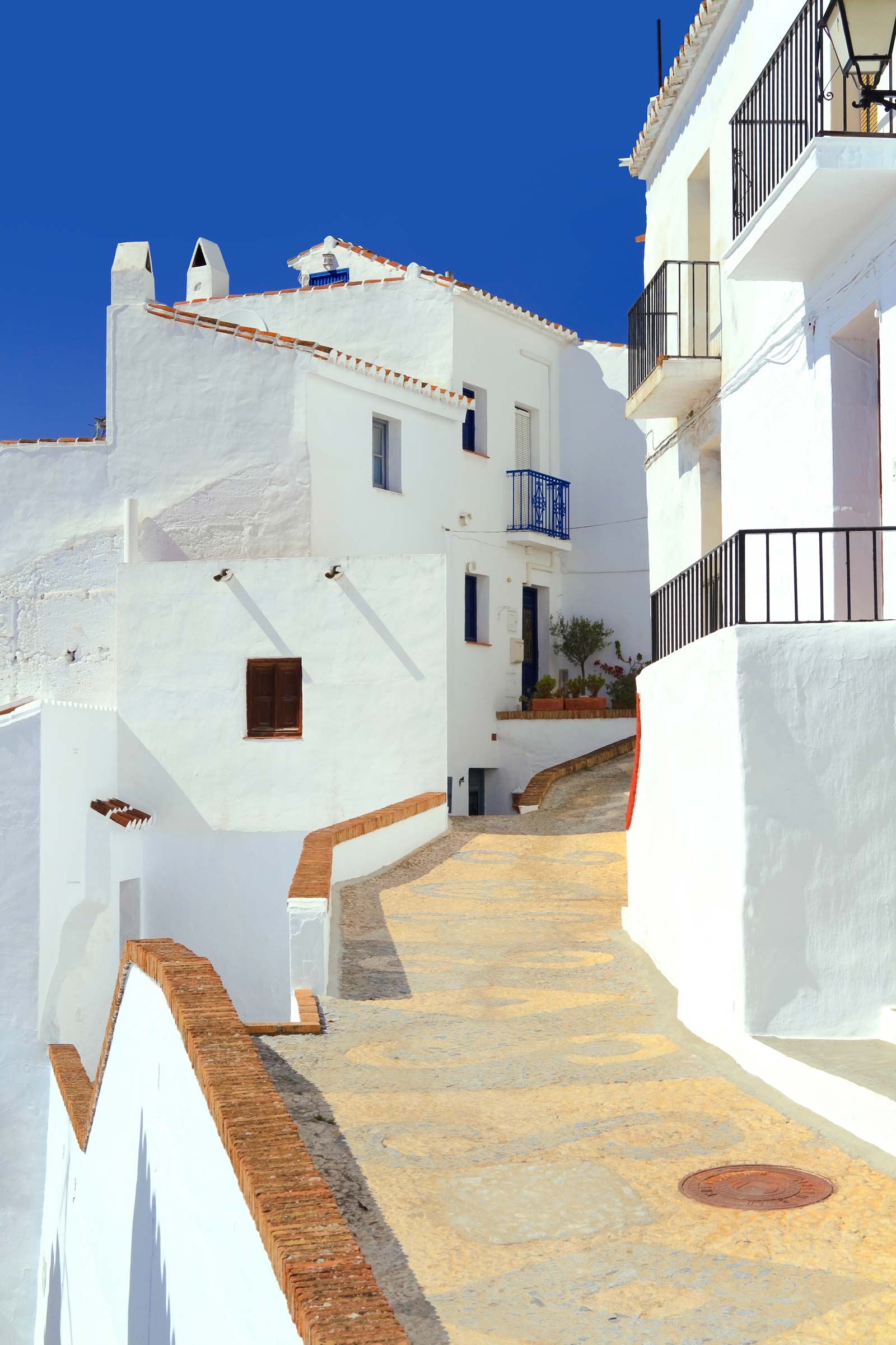 pathway-leading-through-the-village-of-frigiliana-2022-11-01-02-30-12-utc.jpg