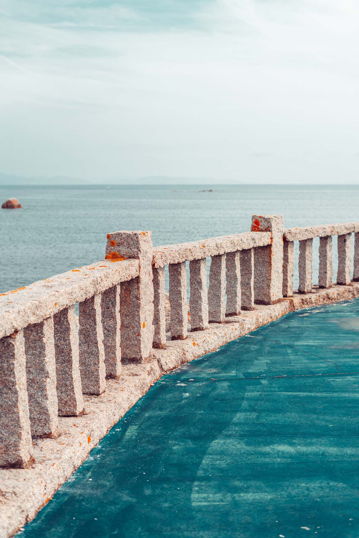 stone-railing-near-the-ocean-2021-09-04-15-25-50-utc.jpg